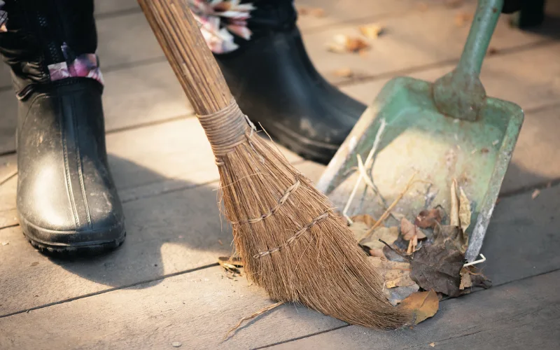 手作業で丁寧に清掃するイメージ